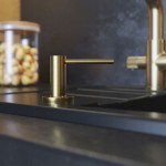 Dozownik-prestige-na-plyn-brush-gold-do-zlewozmywaka-granitowego-Linia-DOZOWNIK.jpg