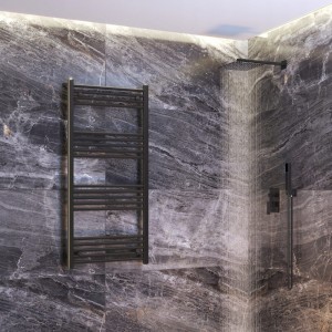 Grzejnik łazienkowy czarny drabinkowy 60 x 130 cm montaż 180 Breno 