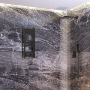 Grzejnik łazienkowy czarny drabinkowy 30 x 80 cm montaż 180 Breno 